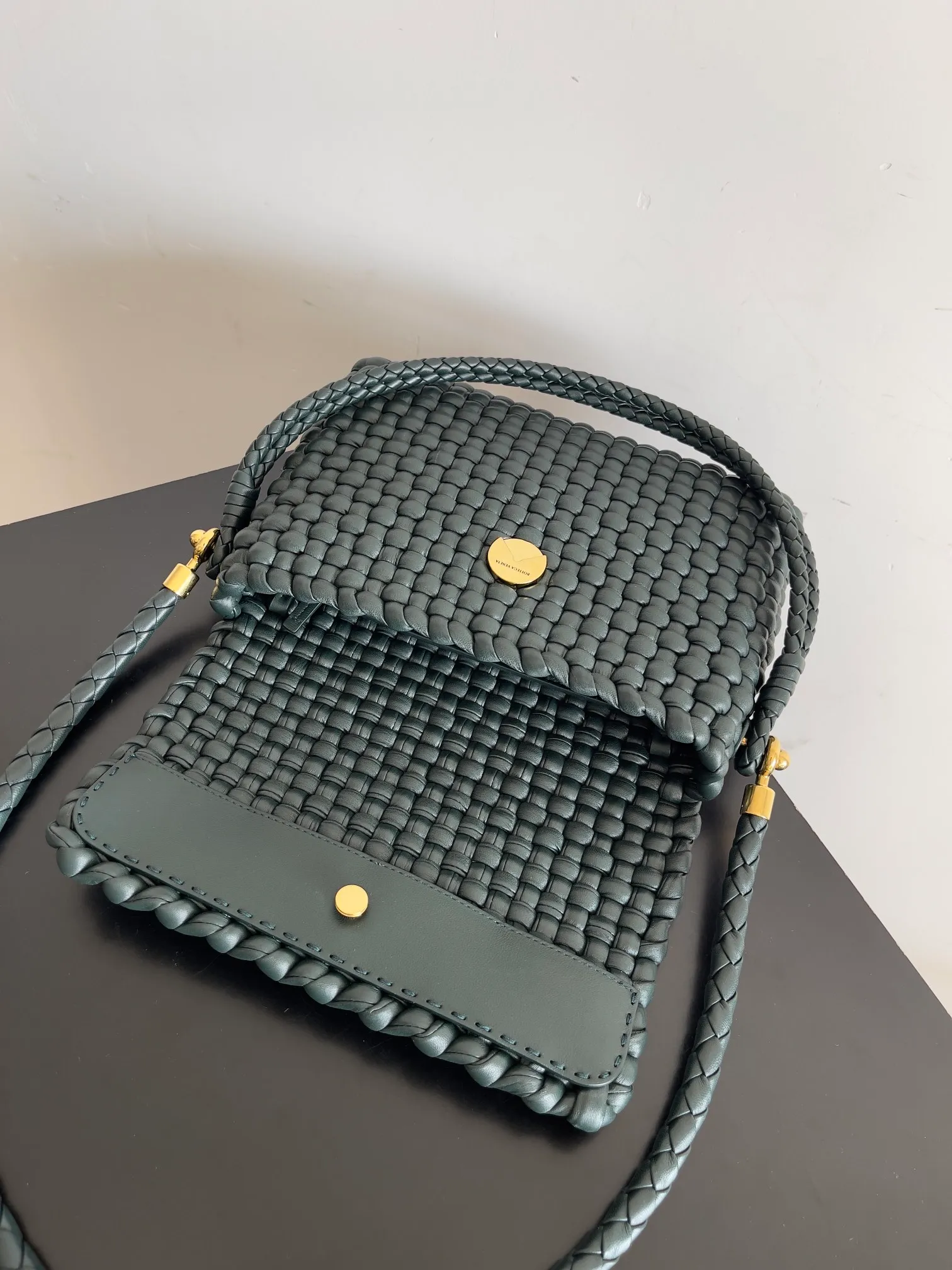 Batch 3120 Reshape the classics, Swing is back, BOTTEGA VENETA Bottega Veneta women's Swing shoulder bag is made of tubular quilted weaving technology. The unique vertical weaving of the bag is impressive. The overall style reveals a medieval style, which is in line with the current retro trend. It is simple and versatile without losing personality. It can be adapted to different styles for work and commuting. Both cross-body and hand carry are created with everyone in mind. It is a bag that does not lose its practicality and beauty [Hop Jump] [Hop Jump] Style No.: 764073 Size: 25*19*6